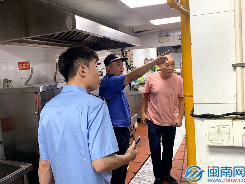 漳州市生态环境局高新区分局：整治餐饮油烟 营建新鲜环境