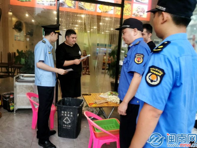 漳州市生态环境局高新区分局推动城市餐饮油烟污染整治作业