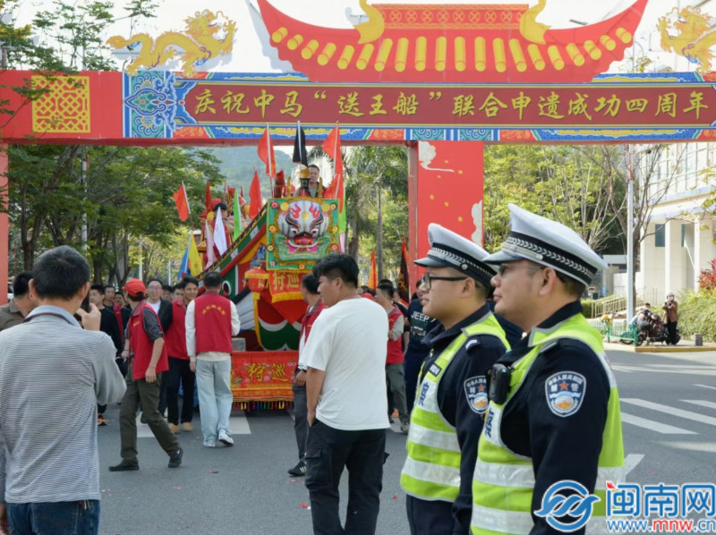 漳州开发区交警大队：护航非遗巡游  增加安全“警色
