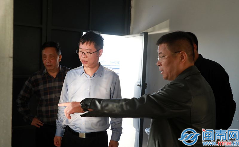 东山县委书记何霭调研陈乡镇污水处理厂试运行状况
