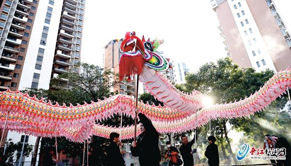 历经300多年 传承七代人世界纪录背面的晋江舞龙人