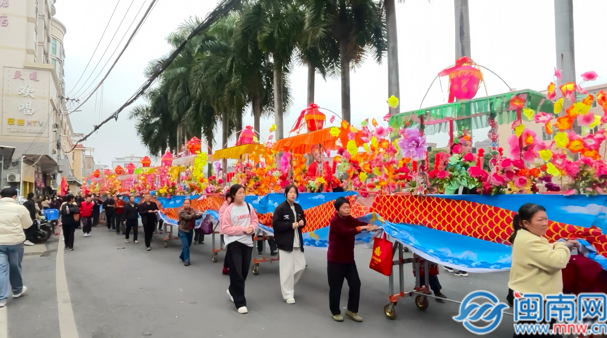平缓大溪：举行隆重风俗踩街活动喜迎新春