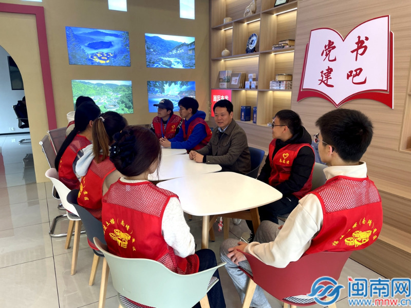 南靖县土楼管委会：党建引领 返乡大学生投身景区自愿服务