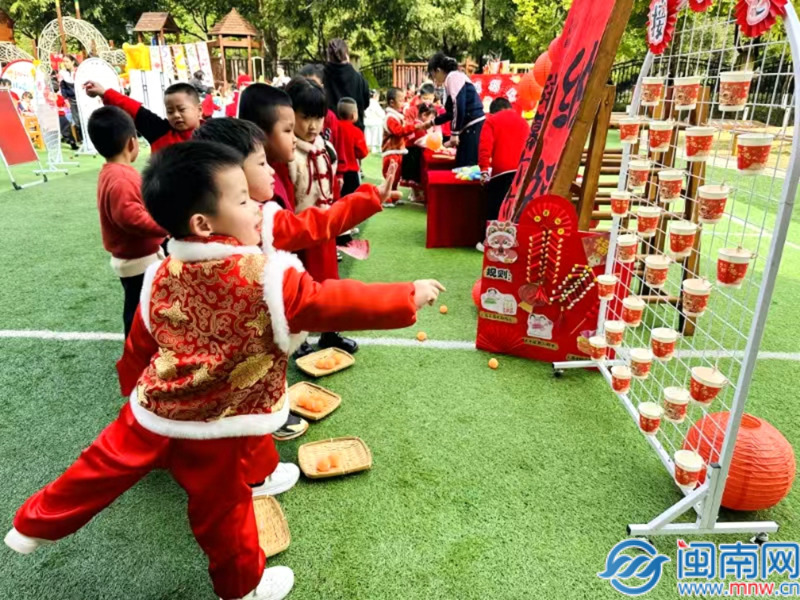 瑞蛇启新 非遗闹春——南靖县第四试验幼儿园元宵节活动满意举办