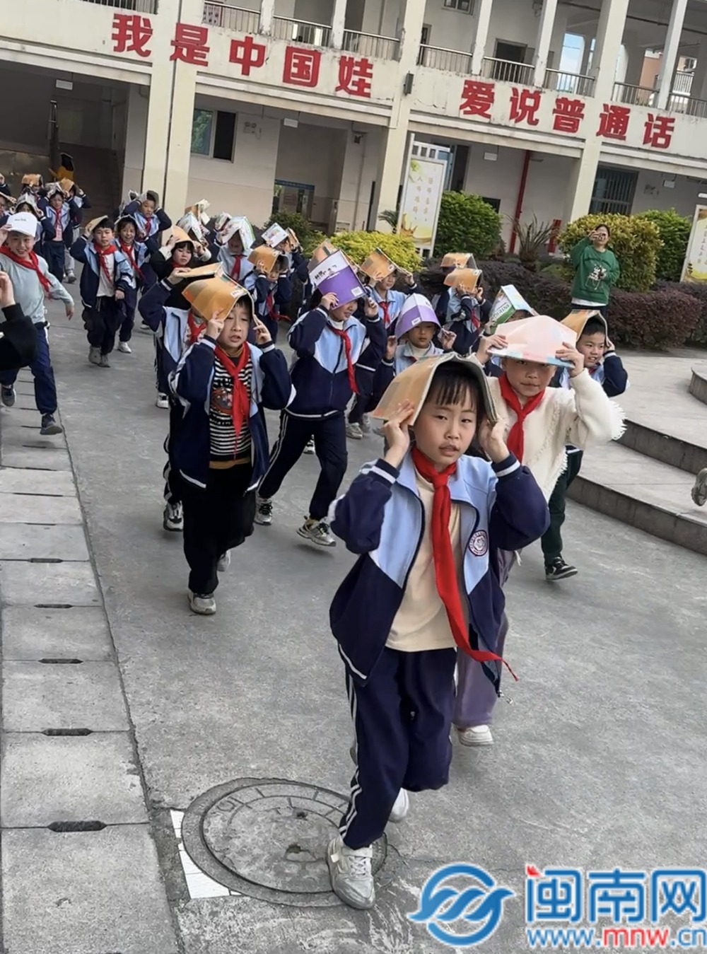 漳州展开“地震安全教育 共筑学校安全防地”进学校演示活动（视频）