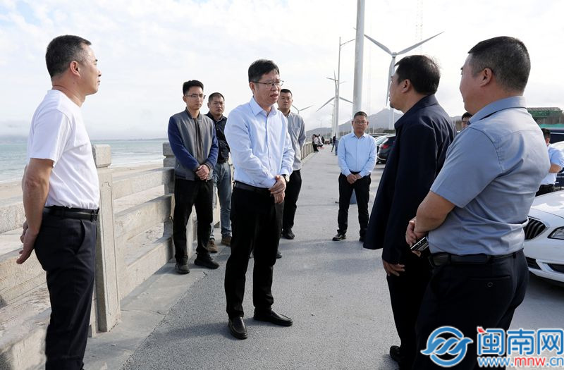 东山县委书记调研乌礁湾归纳整治作业