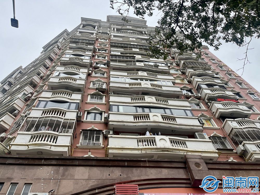 突发！泉州中心市区，三岁小孩高空抛物惊扰差人