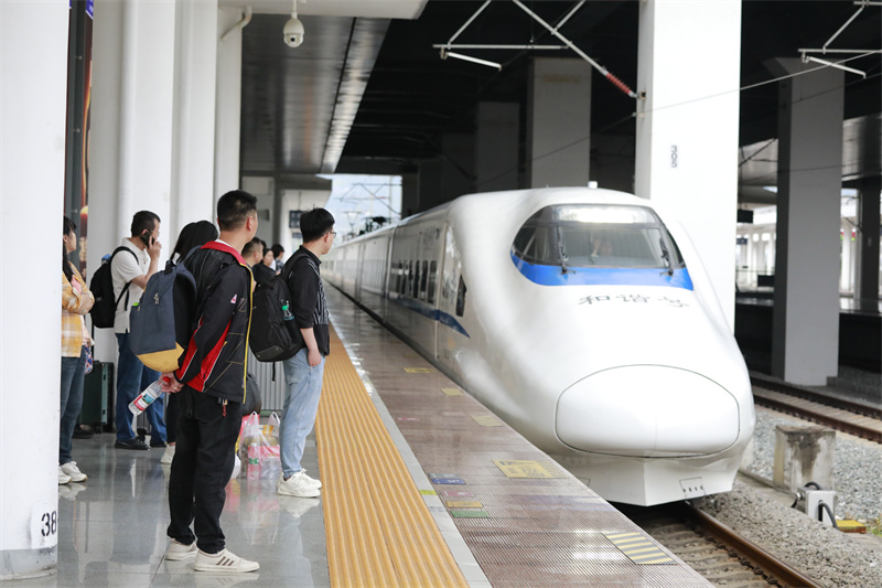 五一假日南铁加开列车460列 近距离游周边游火爆