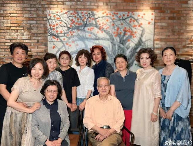 刘嘉玲回姑苏参与同学会 晒与教师、同学合影