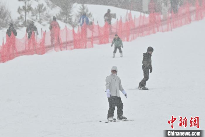 云南省迪庆州：雪域高原冰雪经济继续炽热