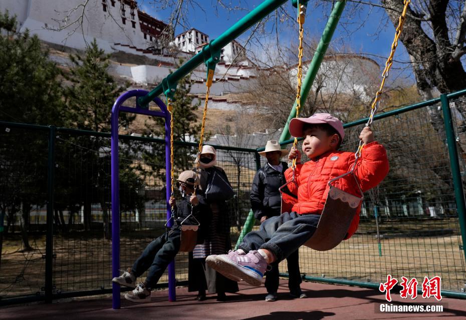 西藏拉萨：民众乐享健康日子