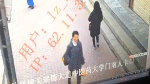 【黑料最新热门事件网址】女子双腿像被“抽打”，竟是由于吃了一道家常菜……