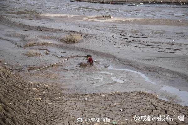 半潜船“华瑞龙”装载13艘船只驶往非洲