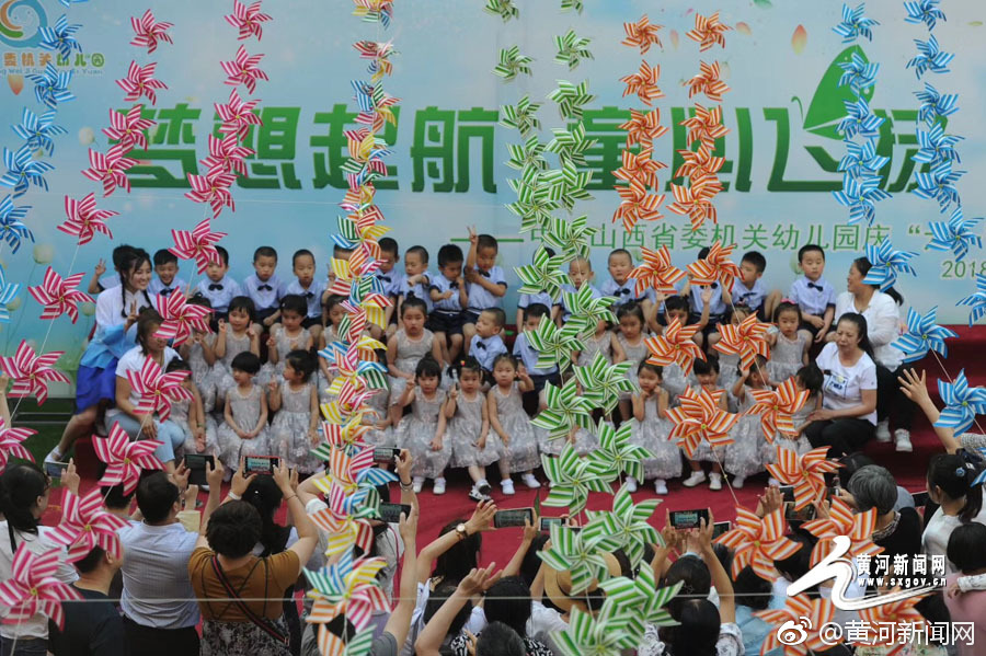 重庆轻轨穿过粉色花海浪漫满屏