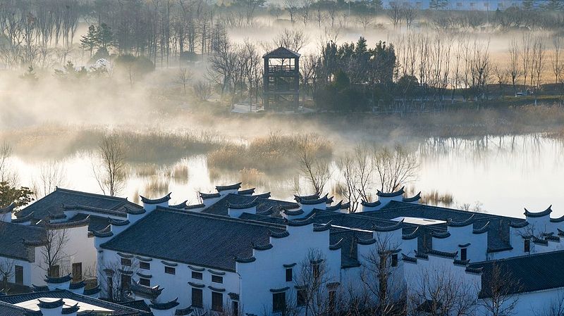青岛：唐岛湾湿地公园晨雾缥缈宛如水墨画