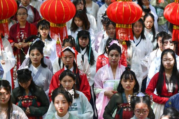 编剧死后站着强壮的“教练组”