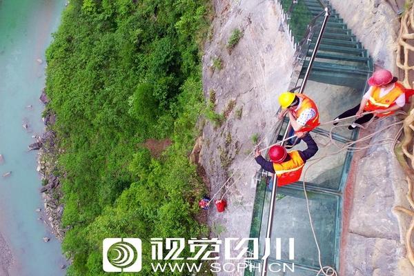 云南省委书记王宁与我国通用技能集团董事善于旭波谈判