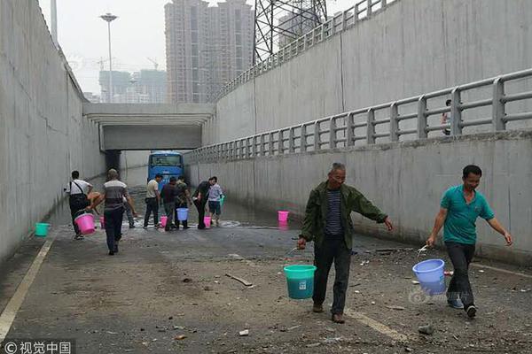 海南三亚：蜈支洲岛景区游人如织