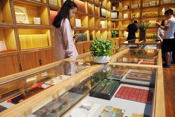 【51黑料吃瓜在线】医师：花粉过敏医治莫“谈激素色变”