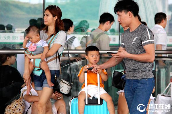 价格4.48万元起，宏光MINIEV四门版上市敞开代步车2.0年代