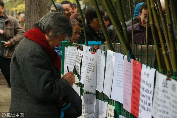 2亿年前化石被澳一校园萧瑟23年 上有66个恐龙脚印