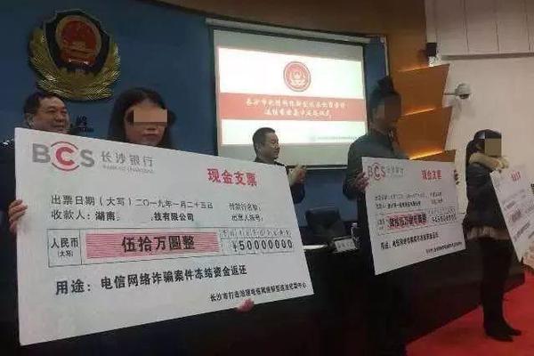 高铁车厢秒变“暂时产房” 10分钟生命接力太暖了