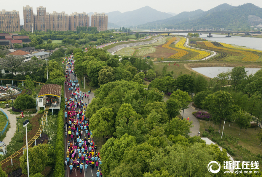 【XGuA99.TV黑料社区】漳州开发区：分神驾驭撞护栏 闯祸逃逸悔不应（视频）
