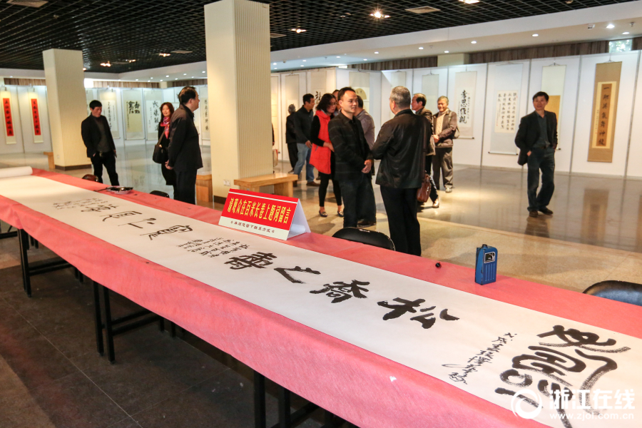 【黑料不打烊吃瓜爆料反差婊】天花板装镜子什么梗浴室装把手