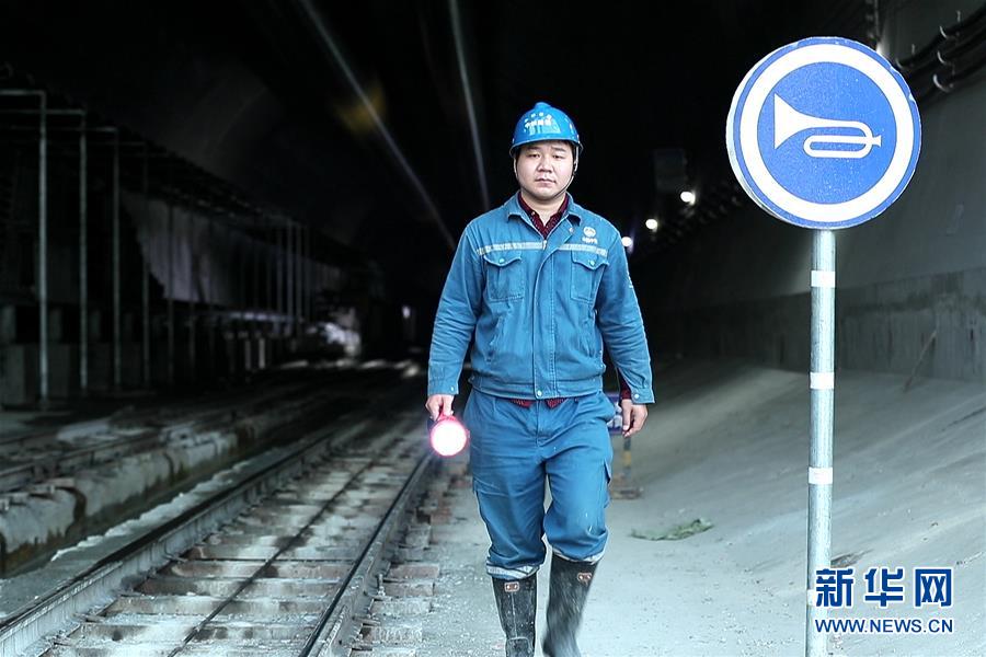 【52吃瓜】《2025年广州市首要职业员工薪酬福利团体洽谈参阅信息》发布 AI工业薪酬增长率5.2%