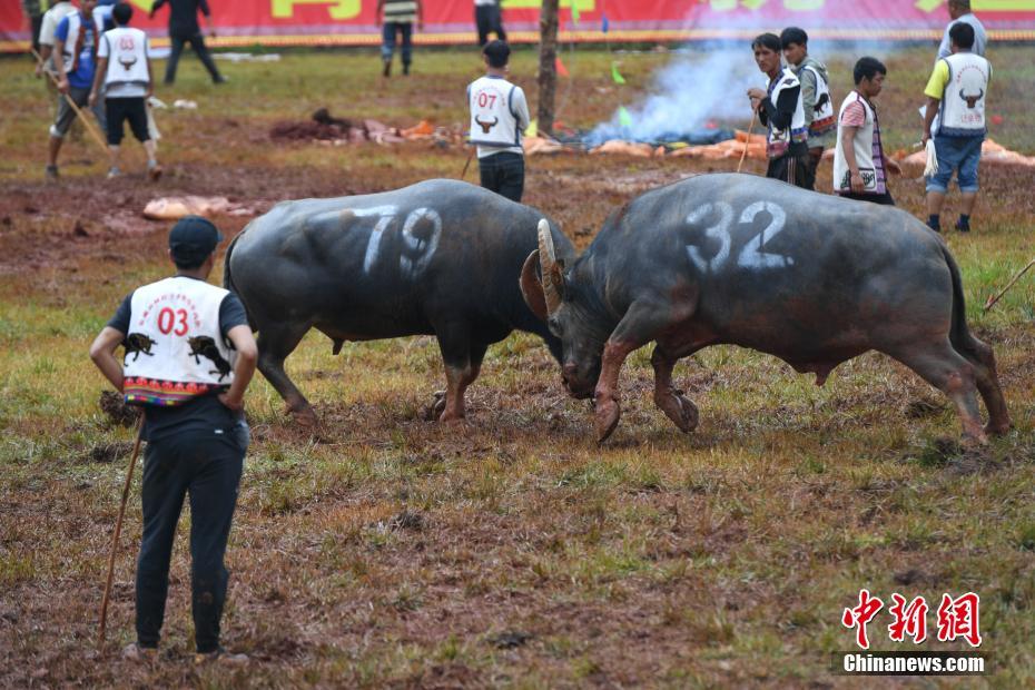 贵州黔西载人游船侧翻 约70人落水仍有近20人失联