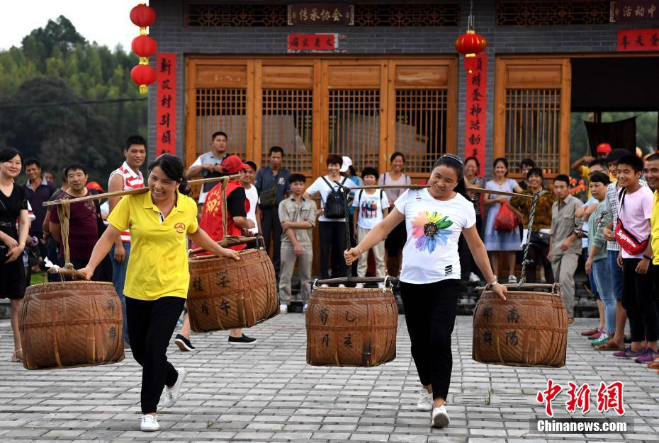 云南省委书记王宁与我国通用技能集团董事善于旭波谈判