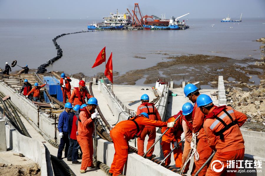 关税要挟经济远景 两国央行利率“先降为敬”